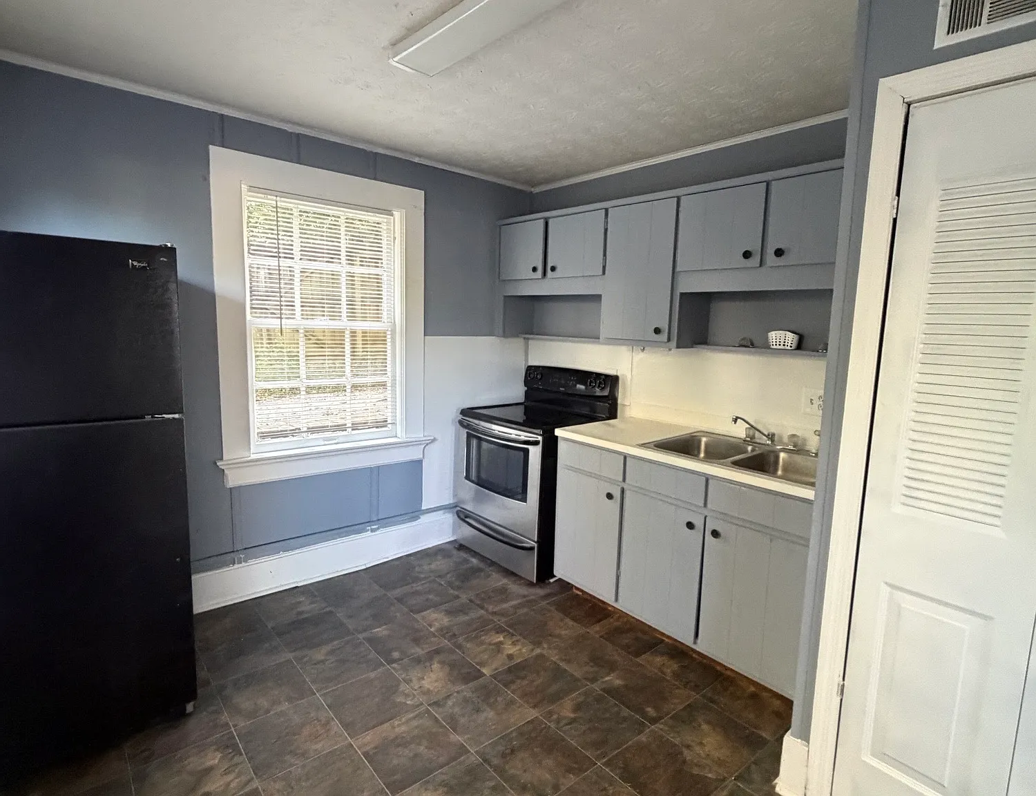 1710 Forest Ave — Photo 2