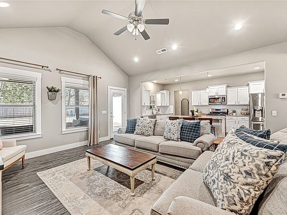5th image of 73 N Isabella Pl