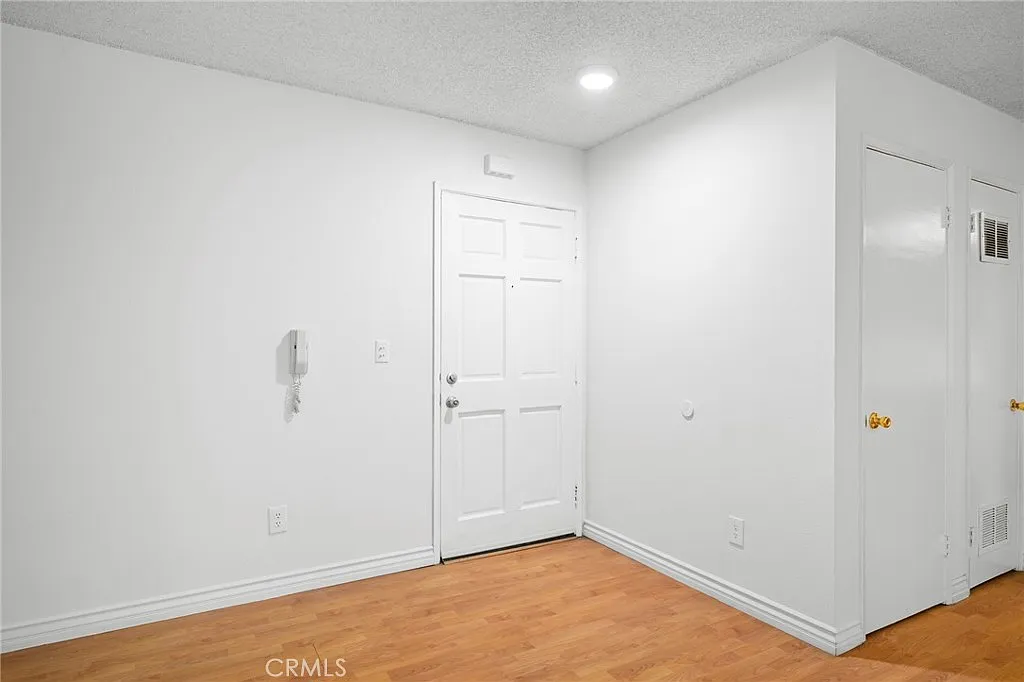 2 bed, 900 sqft, $2,500 — Photo 3