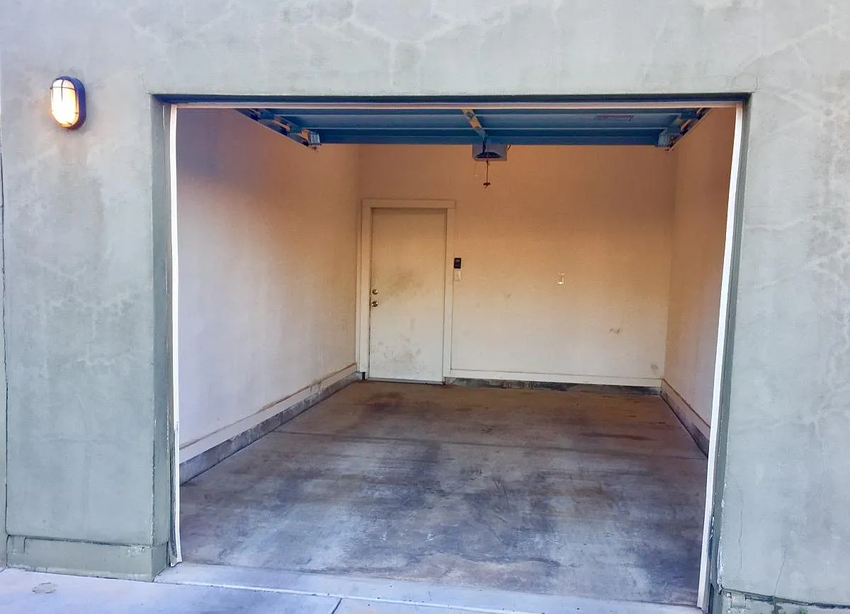 842 N 6th Avenue — Photo 2