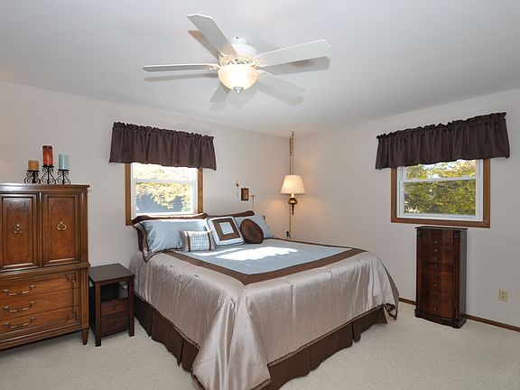 Master Bedroom w/Ceiling Fan
