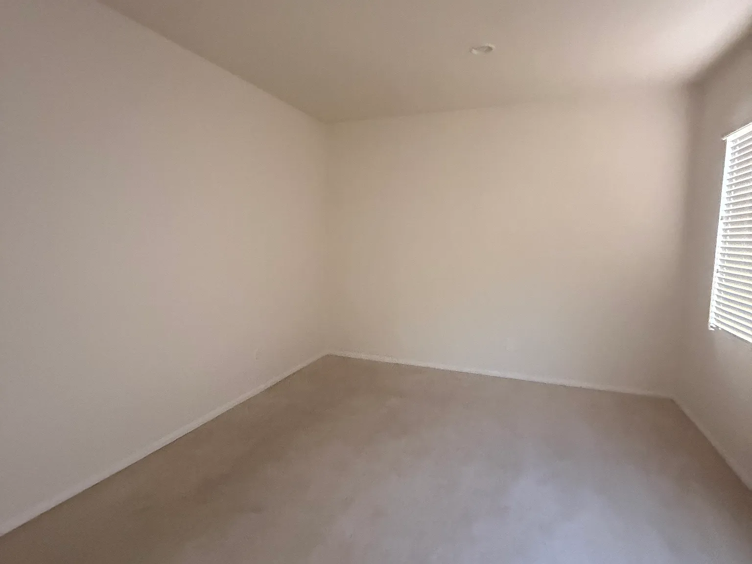 7 bed, 3282 sqft, $1,300 — Photo 3