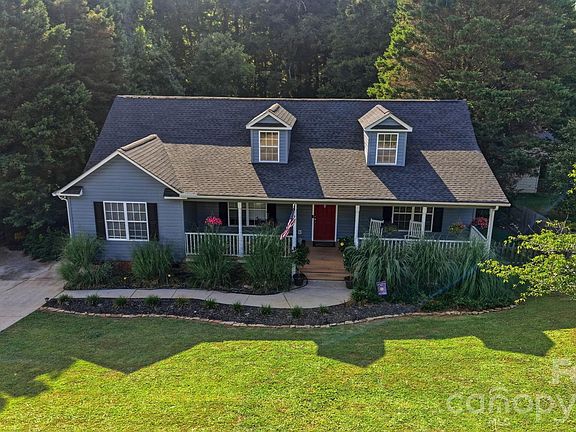 4th image of 563 Menzies Dr