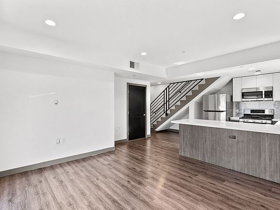 5th image of 178 N Alexandria Ave #302