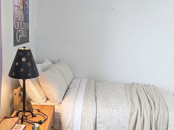 3rd image of 5434 Howe St #2B