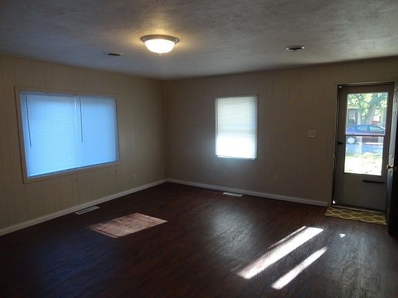 4th image of 618 S Broadway St