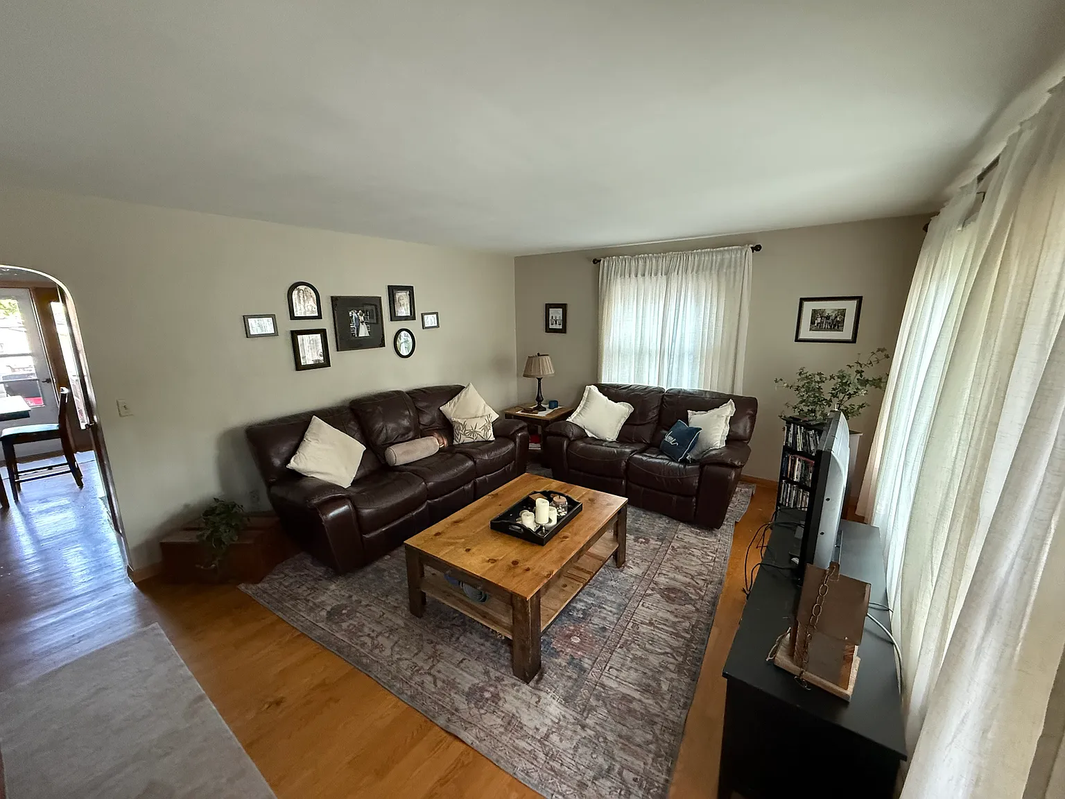 3 bed, 1.5 bath, 1450 sqft, $1,900 — Photo 2