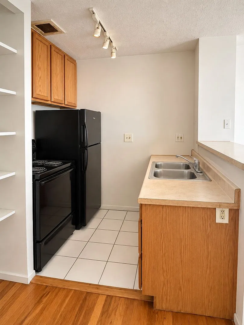 Maple Apartments — Photo 3