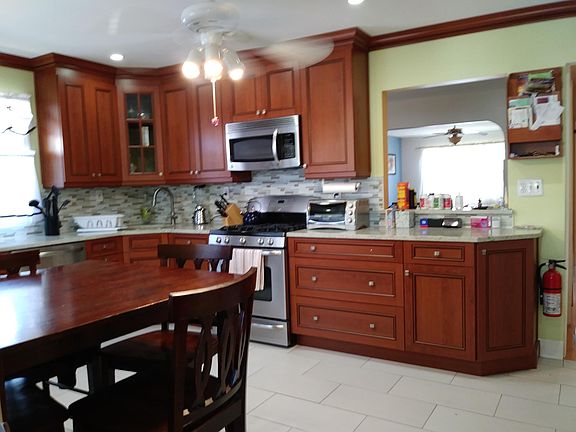 Spacious Modern Eat-in Kitchen 