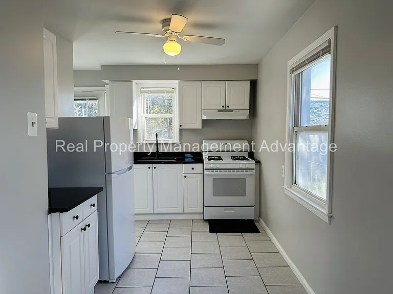 21012 Beechwood Ave — Photo 5