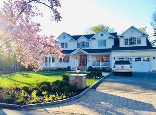 72 Circle Ln, Roslyn Heights, NY 11577