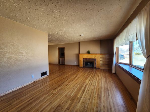 112 University Ave E, Minot, ND 58703