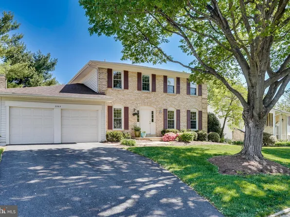 3263 Kinross Cir, Herndon, VA 20171