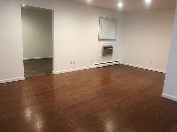 4th image of 74 Warwick Dr