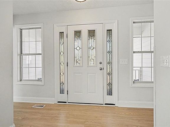 3rd image of 440 Laura Dr