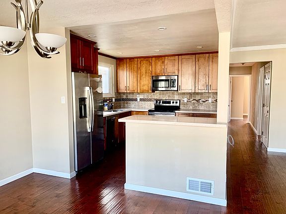 4th image of 22 Edgemont Dr