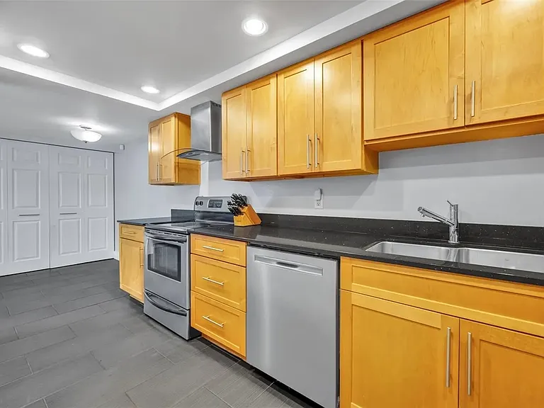 5377 Vineland Rd — Photo 14