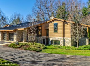 5051 Beach Rd, Troy, MI 48098