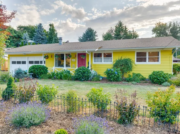 8806 SE Regents Dr, Milwaukie, OR 97222