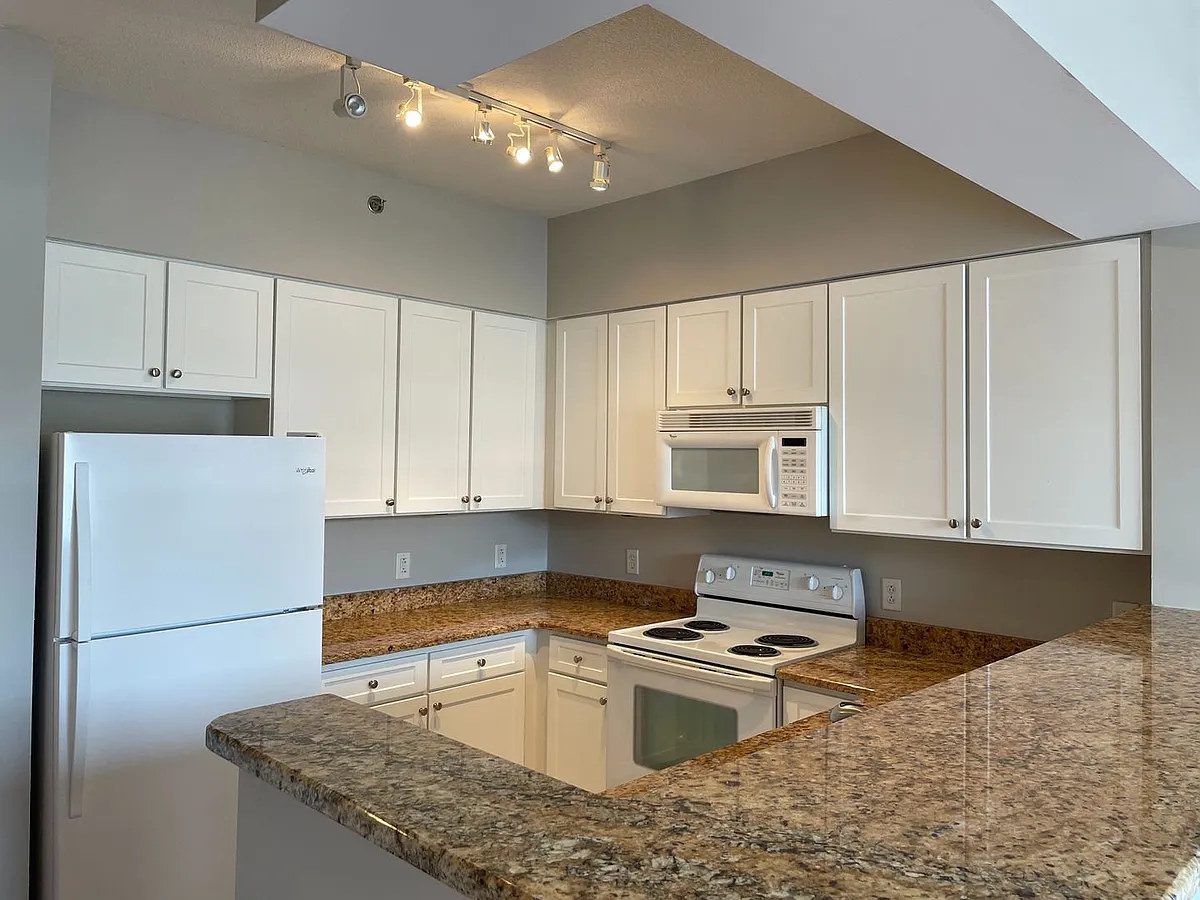 Building Photo - 1315 East Blvd #512