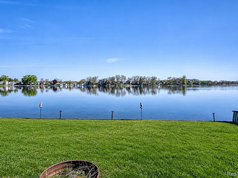10094 Elizabeth Lake Rd — Photo 28