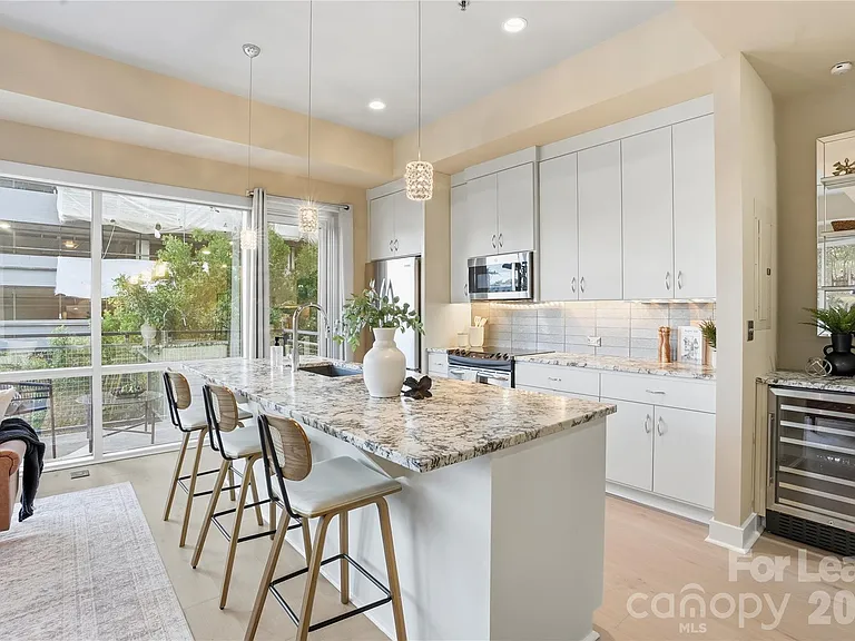 1133 Metropolitan Ave — Photo 5