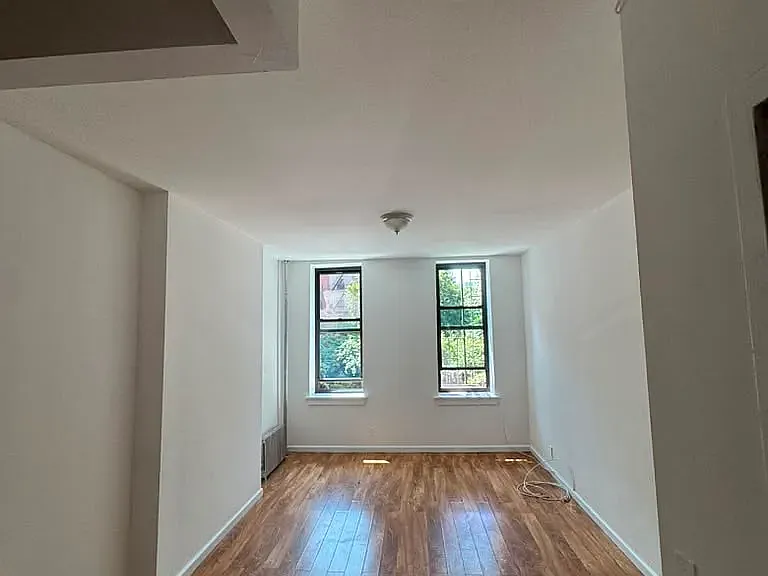 621 E 6th St #4 — Photo 8