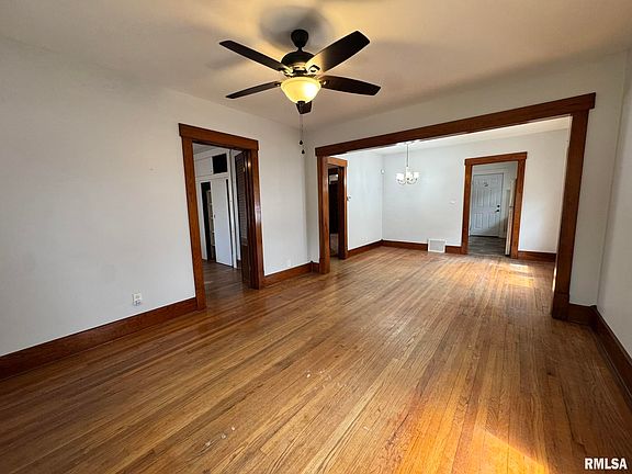 4th image of 2408 Yale Blvd