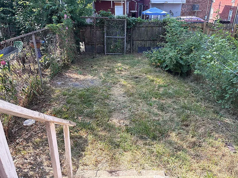 504 Wallace St — Photo 10