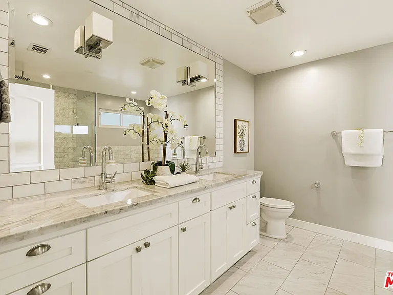 1026 S Windsor Blvd — Photo 41