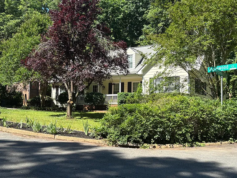 101 Inglewood Ct — Photo 4