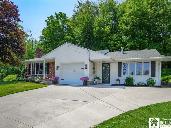33 Grandview Ave, Lakewood, NY 14750