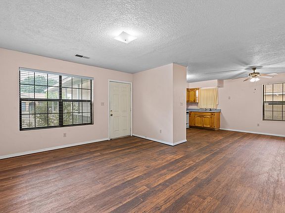 5th image of 1040 Spruce Ct SE