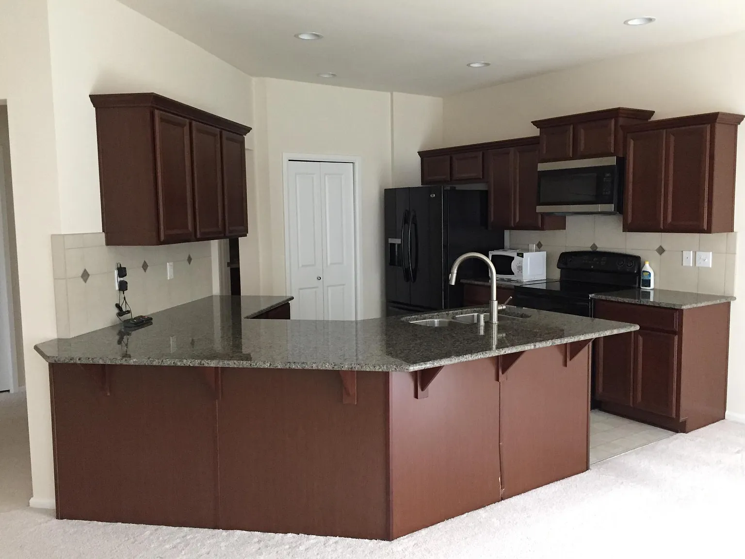 5 bed, 2597 sqft, $4,200 — Photo 4