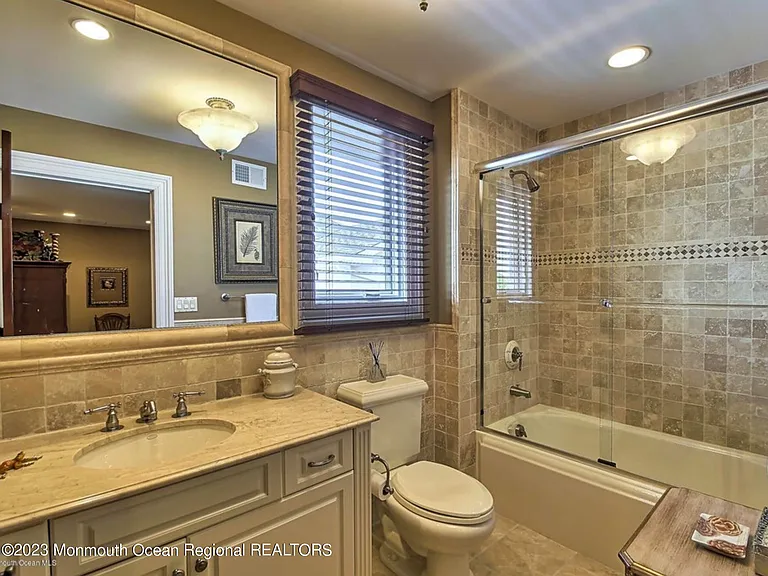 220 Pointe Dr — Photo 23
