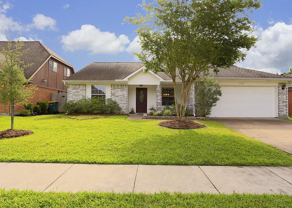 Lovely landscaped 4/2/2 with striking leaded glass front door, ceramic tiled entry floor!