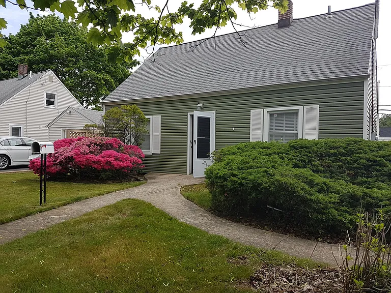 BEAUTIFUL FRONT YARD
