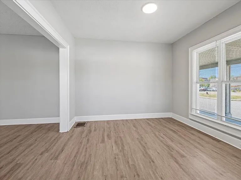 447 N Sherman Dr — Photo 4