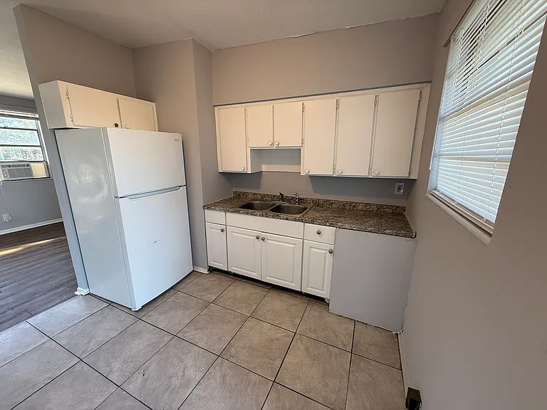1720 Union St W #2 — Photo 9