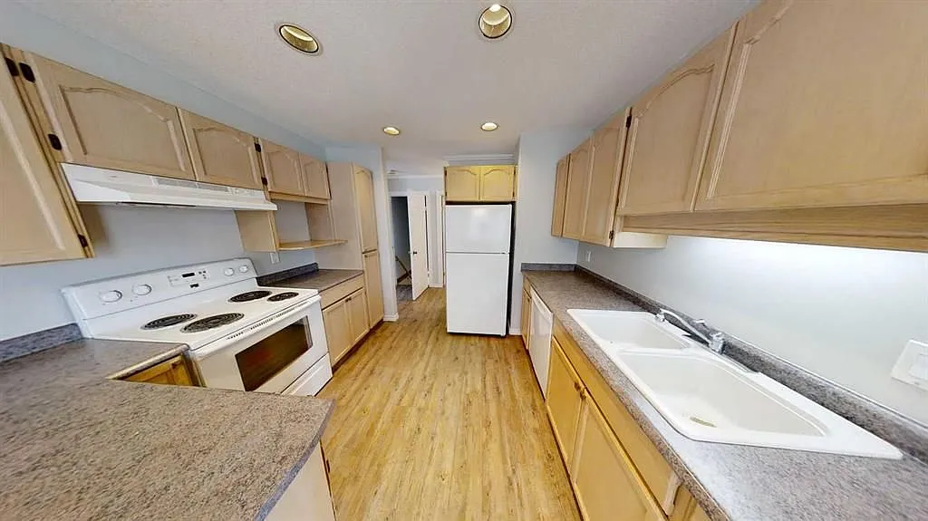 4 bed, 3.0 bath, 1312 sqft, $2,400 — Photo 3