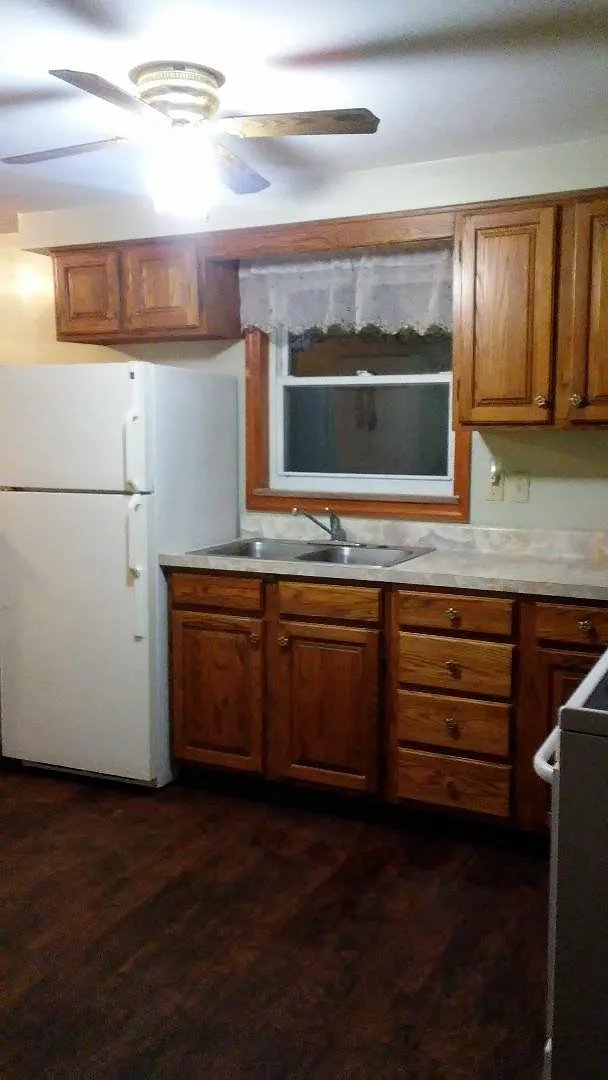 3 bed, 1200 sqft, $1,300 — Photo 4