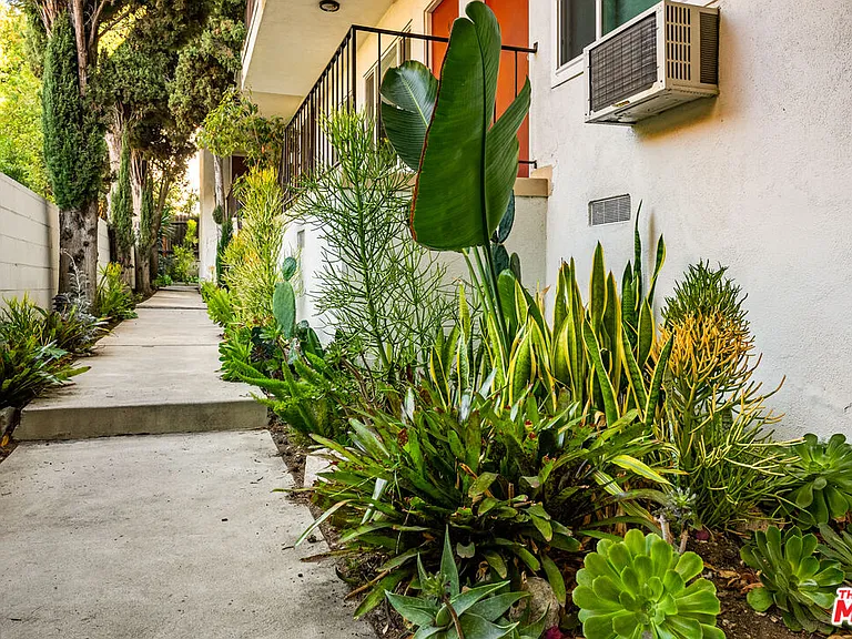 5919 Chula Vista Way #6 — Photo 2