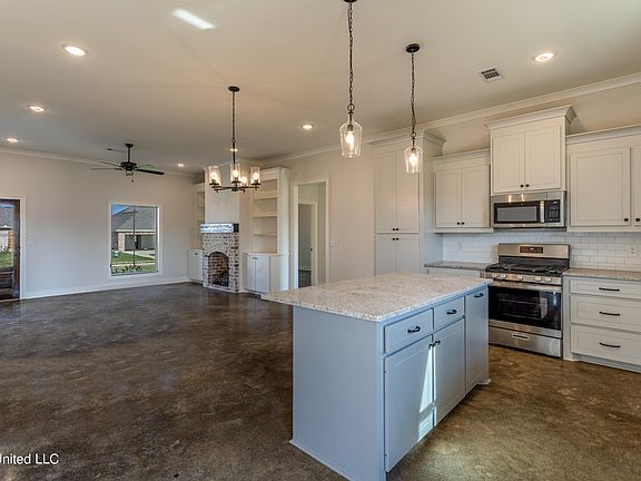 3rd image of 707 Cottonwood Way