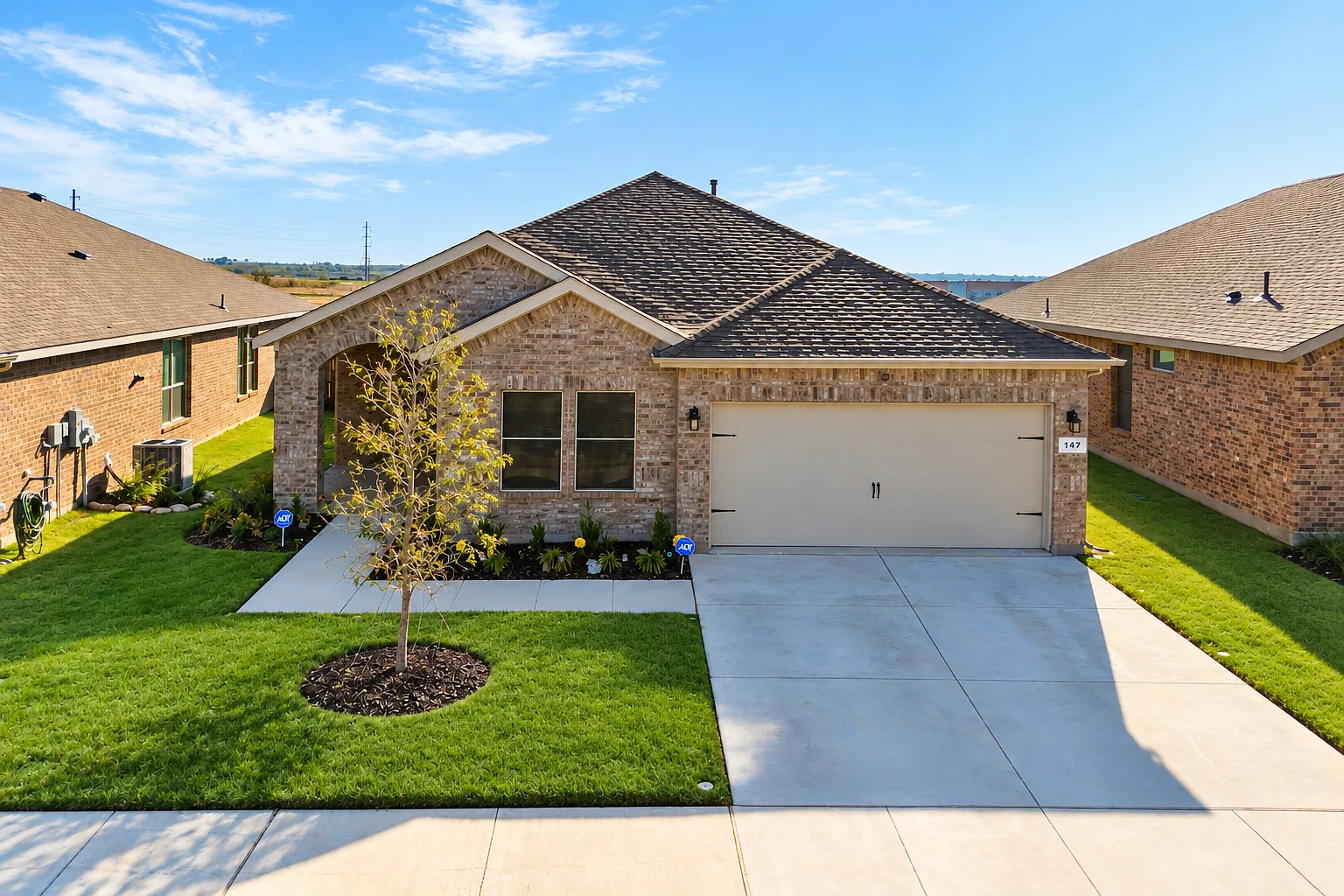 5 bed, 2.5 bath, 2141 sqft, $2,195 — Photo 2