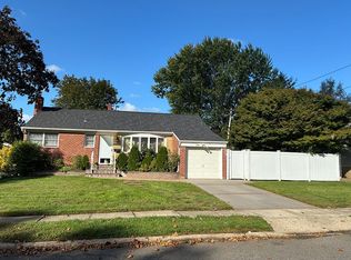 38 Ava Dr, Syosset, NY 11791
