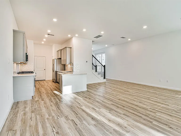 678 Royal Arch — Photo 10