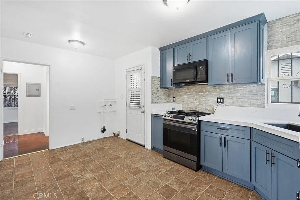 2 bed, 869 sqft, $3,000 — Photo 2