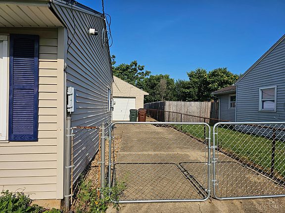 3rd image of 3007 Roslyn Dr