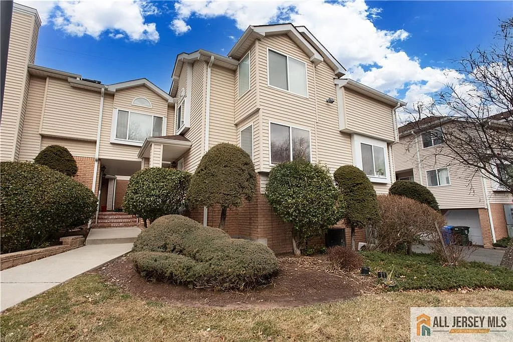 1706 Madaline Dr photo 1