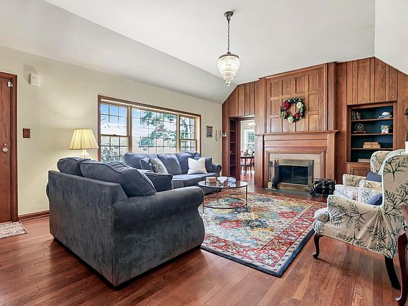 5th image of 894 N Village Dr